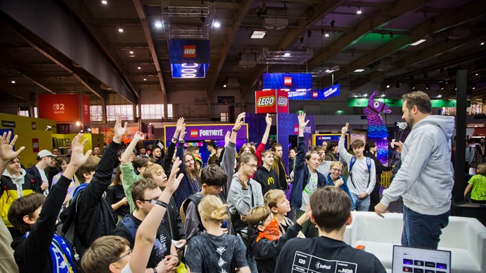 Publiczność Poznań Game Arena podczas spotkania przy scenie w hali targowej